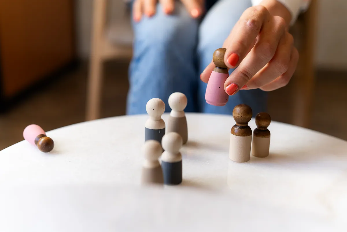 Houten figuren op tafel tijdens een oefening in de praktijk