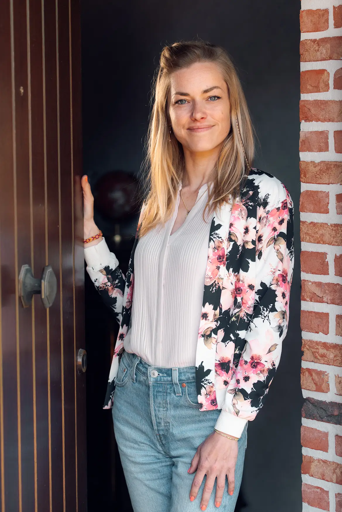 Eline Brosens in de deuropening van de praktijk