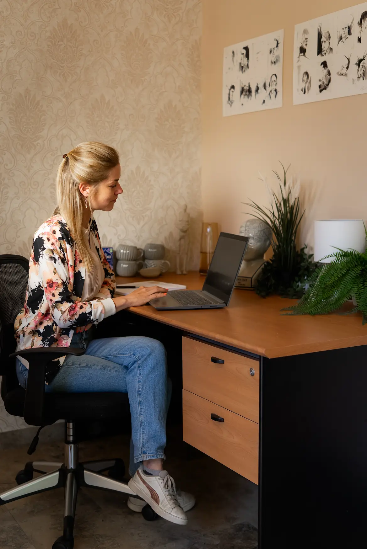 Eline aan haar bureau in de praktijk