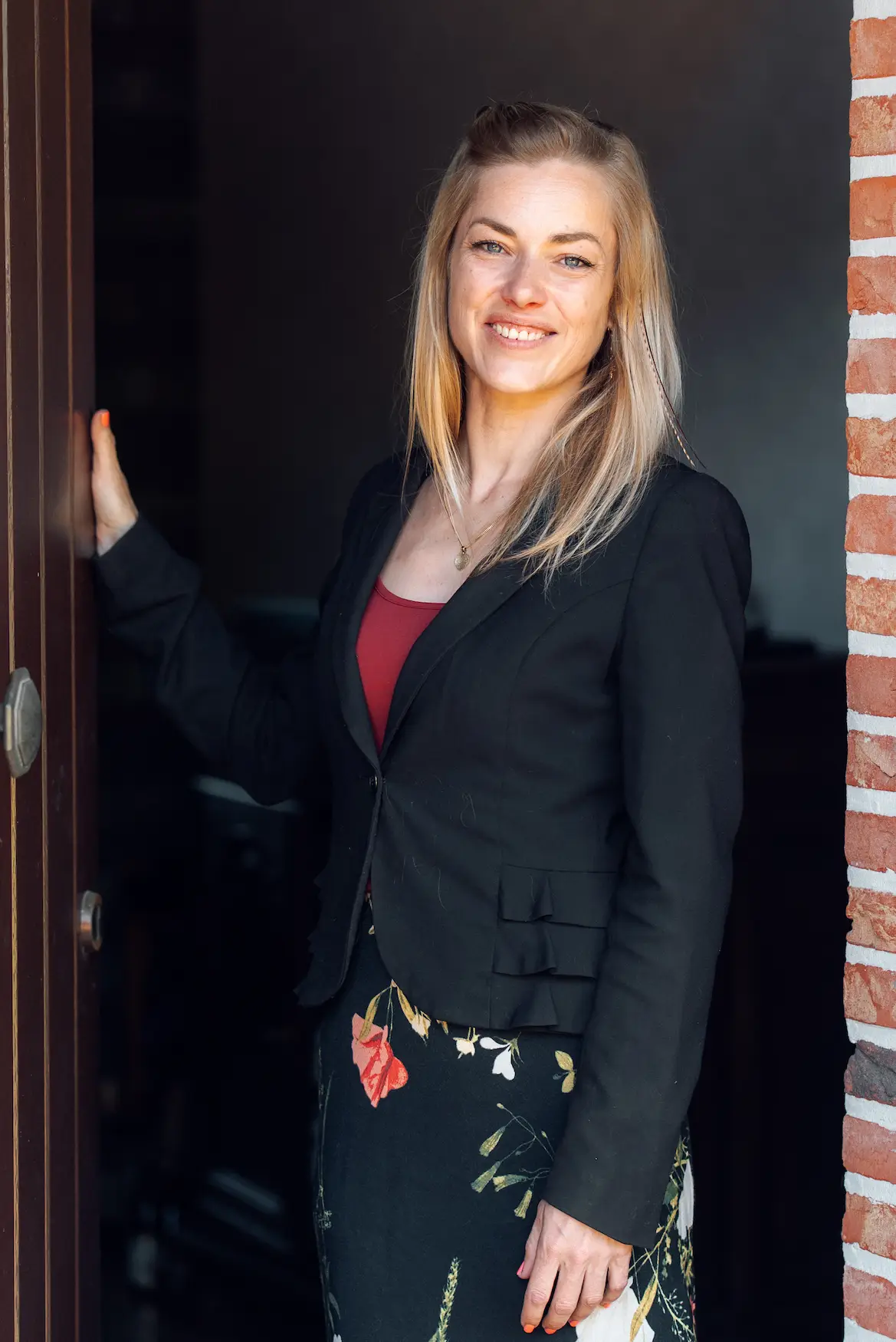 Eline Brosens in de deuropening van de praktijk
