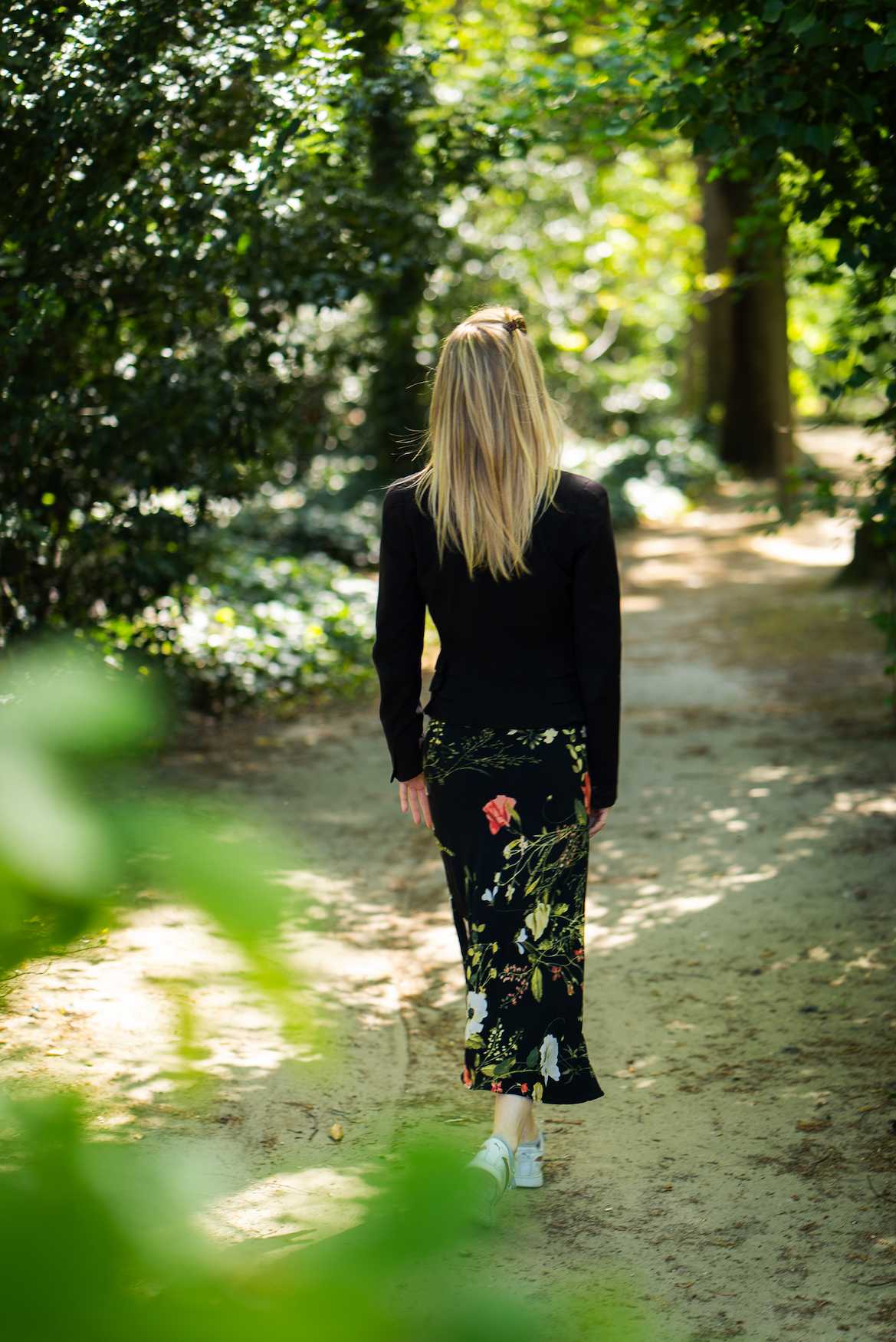 Eline wandelt over een pad tussen de bomen